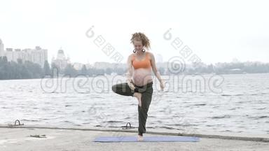 健康的<strong>孕妇</strong>在户外<strong>做瑜伽</strong>